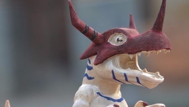 爷爷|72岁爷爷自制“暴龙兽”手办,看手就知道,这位大佬不一般