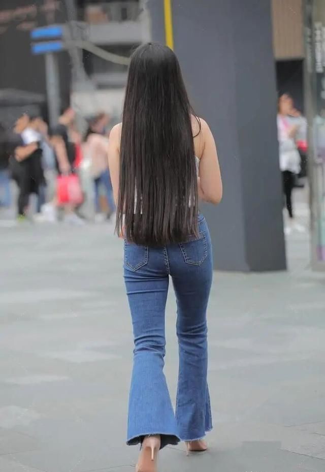 时髦|奔四的女人,一旦“偶遇”喇叭裤,时髦又减龄,又捡了一法宝