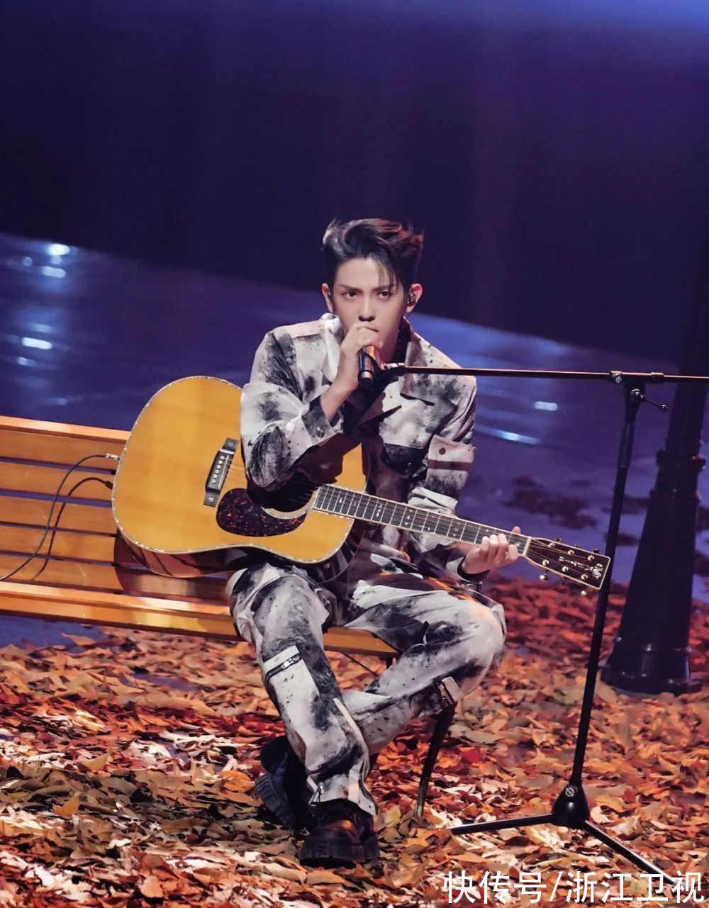 用音乐“穿越”时空，《闪光的乐队》磨合、重组碰撞出全新火花 蓝天下