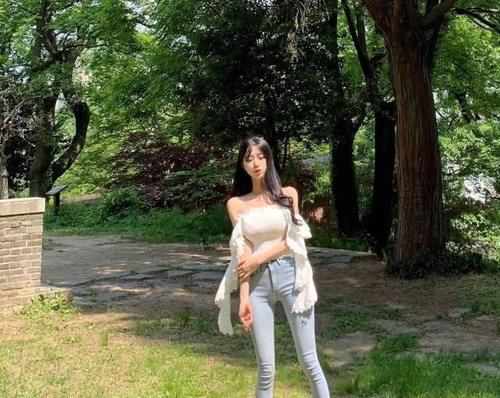 曲线|紧身牛仔裤穿出了“花样”！真是显气质又减龄，凸显身材曲线！