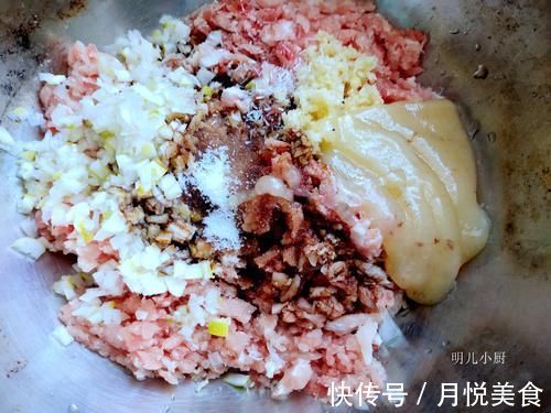 冬天吃饺子，这馅最经典，皮薄馅大汤汁四溢，咬一口鲜香美味