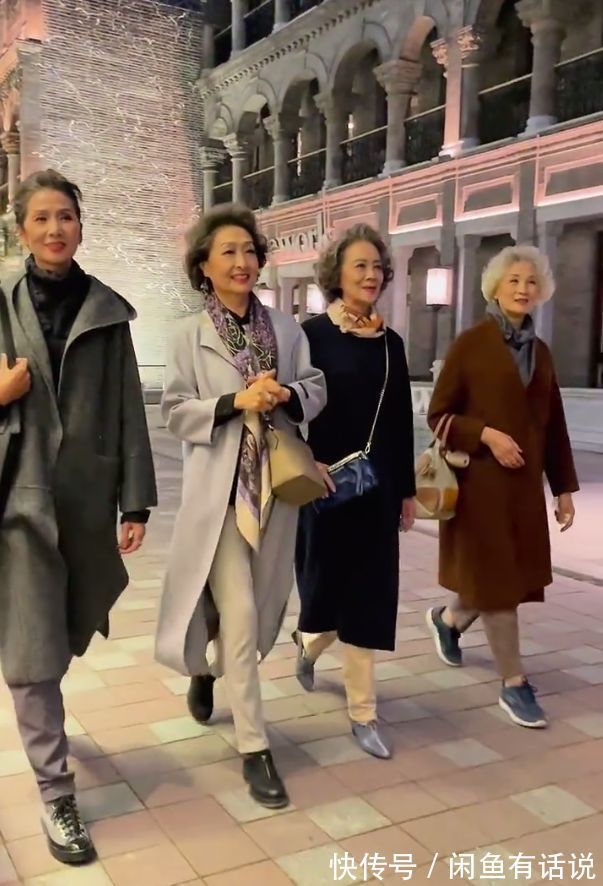 上了年纪不必刻意扮嫩,学75岁奶奶穿“大衣+烟管裤”,老得优雅
