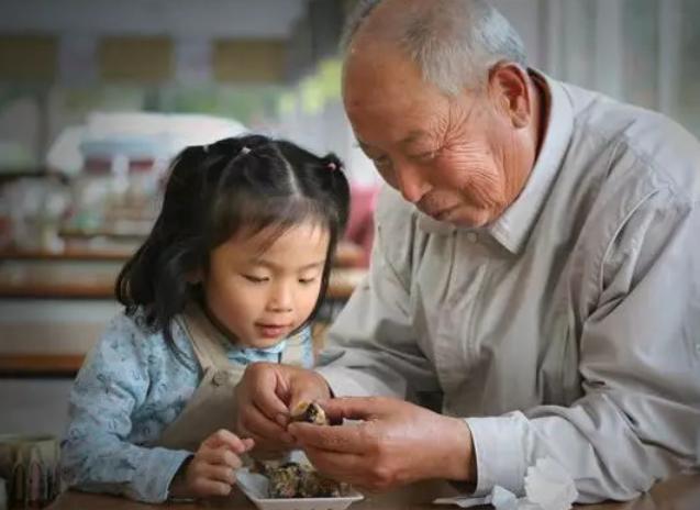 老人家|“保暖爷爷”带娃走红,孩子全身被裹得像企鹅,网友:还能走路?