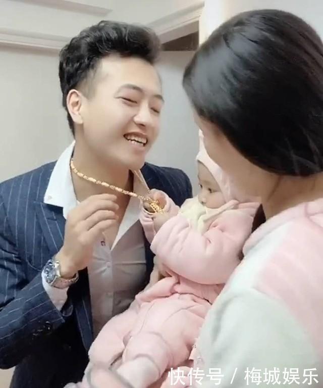 胡子拉碴|舅舅来看宝宝,临走却被外甥抓住金链不放,萌翻了