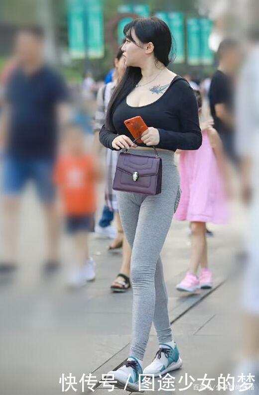 30岁后逛街穿搭如何选简约时尚又简单的打底裤不错，低调又美丽