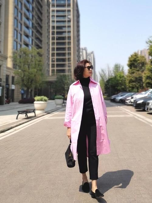 中年女性穿衣要讲究，这4种颜色尽量别碰，不是显老就是扮嫩