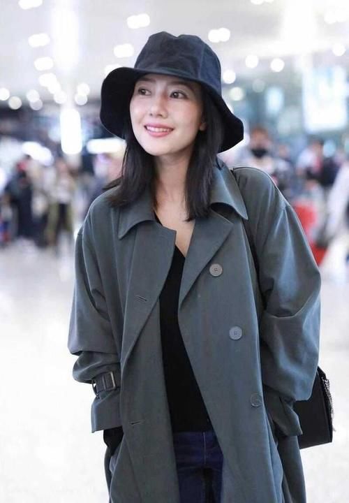 身材高挑|街拍女王不是吹的，连风衣配牛仔裤这么普通，都穿出大牌范