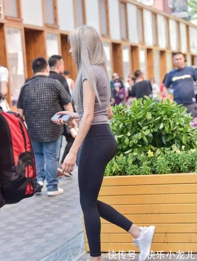 印花 穿上塑造身形的打底裤,彰显名模般的气质,更加惬意