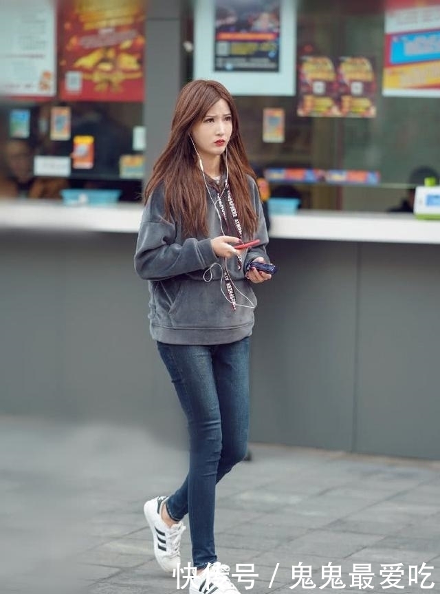 街拍:紧身还是宽松,牛仔裤街头速揽