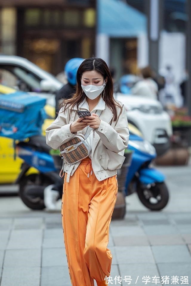 运动鞋 黑色简约运动鞋搭配黑色复古打底裤，高腰裤显腿长，时尚又显气质！