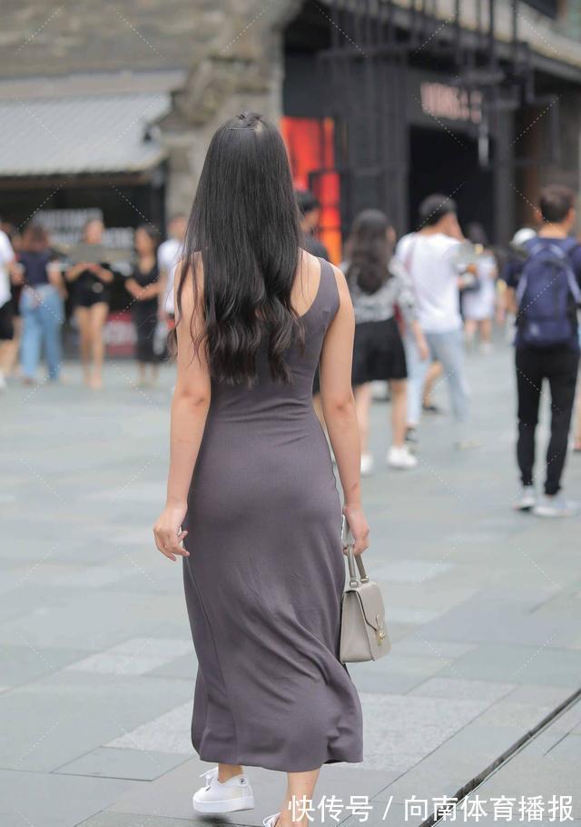 小姐姐 灰色连衣裙休闲简约,配上小白鞋,动感连衣裙穿搭技巧分享给你