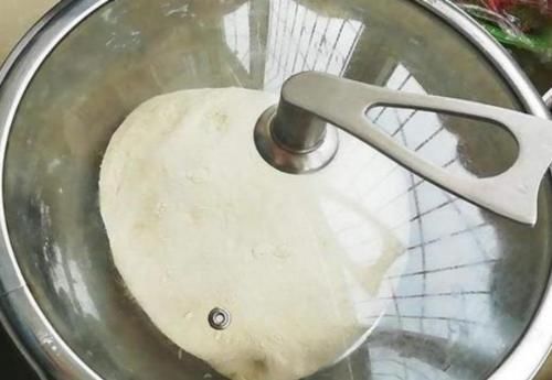 调韭菜鸡蛋馅，调料宜少不宜多，只用2样，翠绿不出水，更鲜美