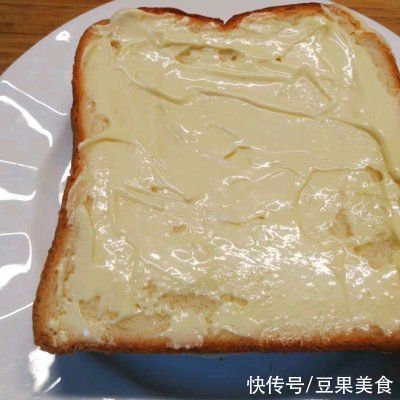 沙拉酱|#一周减脂不重样#秋天颜值爆表的第一片吐司～香肠吐司