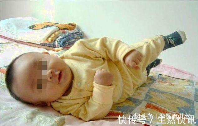 朋友圈|没满月的宝宝就会翻身家长发朋友圈炫耀,朋友劝赶快送医院