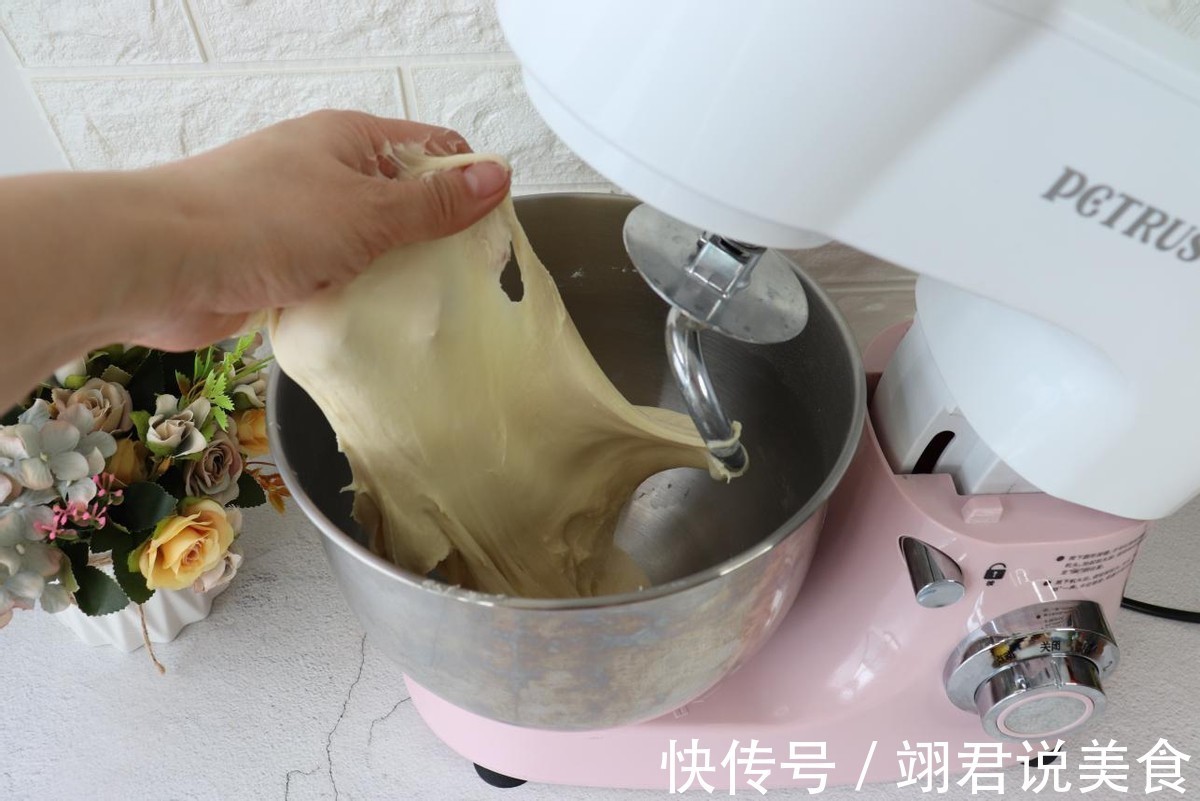 轻松上手的玉米肉松小面包，配料丰富，美味健康