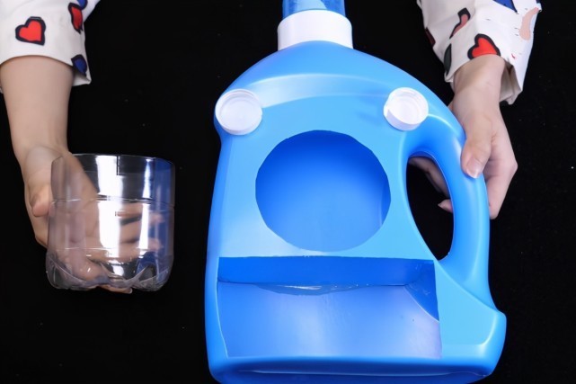 洗衣液瓶子别扔了,简单改造一下,放在床上,全家人都要抢着用