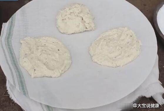 看到这位老奶奶做的饼,所有人都惊呆了