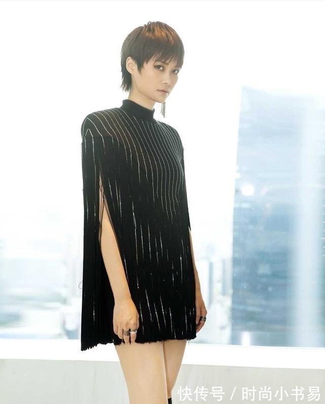 袖子|马伊琍的高级感真盖不住,简单穿斗篷式连衣裙配短发,就气质惊艳