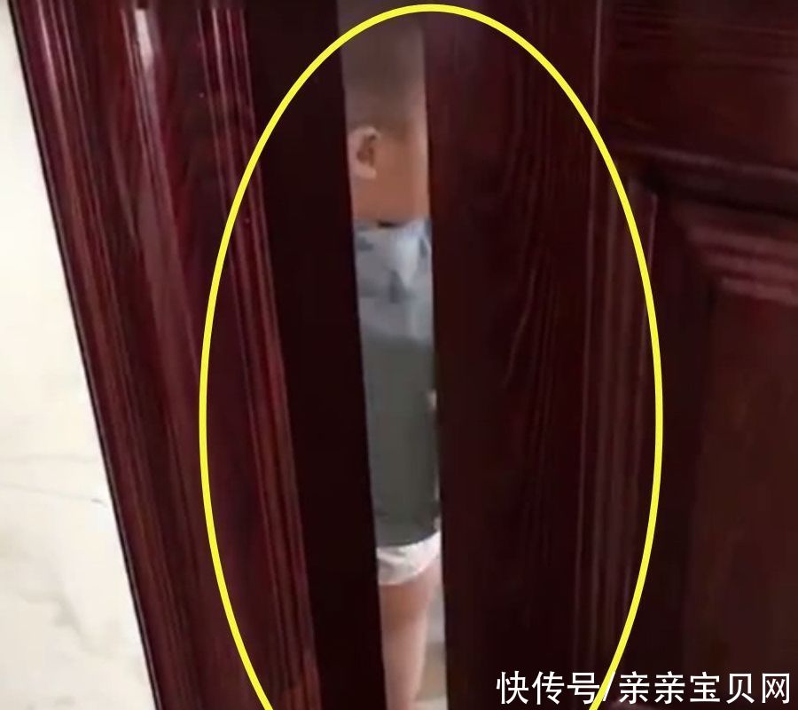 妈妈|宝宝关着门不让妈妈进屋，过会儿扔出一些东西，妈妈想泪目