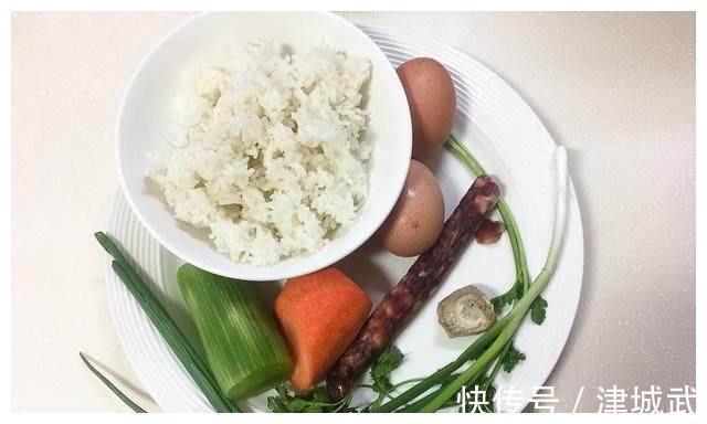 剩饭救星，一个小妙招让你的米饭好吃到爆，五分钟就能上桌！