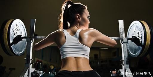 训练|想练“蜜桃臀”深蹲不可少练完臀翘却腰痛如何解决深蹲腰痛