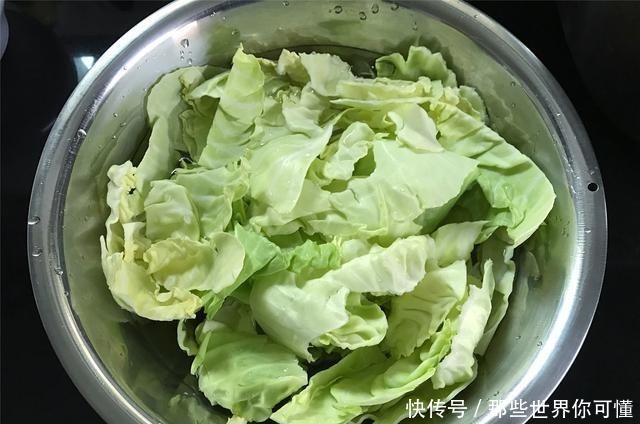 炒包菜时，别直接下锅，学会这一招，包菜鲜嫩爽脆，百吃不厌