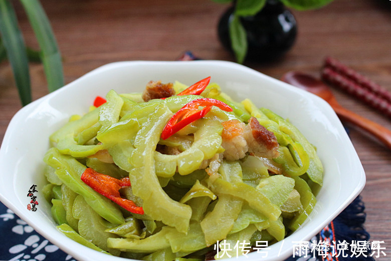 苦瓜这食材,很多人不爱,这样炒,软嫩甘甜,清热解毒减脂肪
