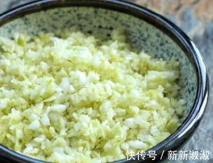 大厨|调白菜馅,用盐杀水是大错!大厨教你一招,白菜馅鲜嫩多汁超好吃