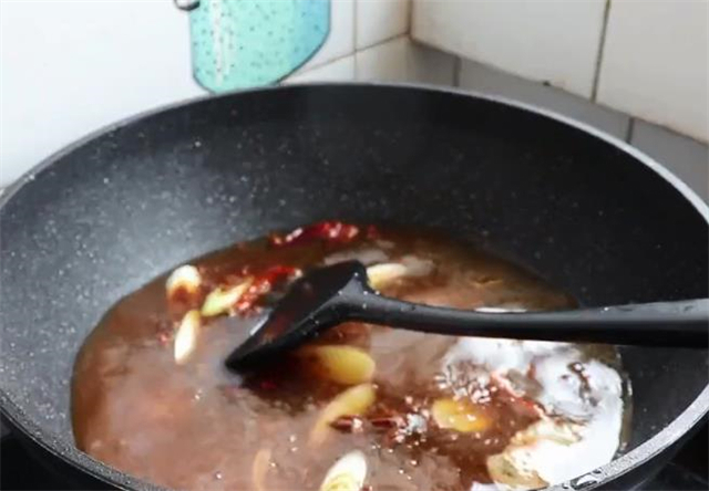 豆腐教你特色新吃法,酱香味十足,刚上桌就被抢着吃,实在太香了