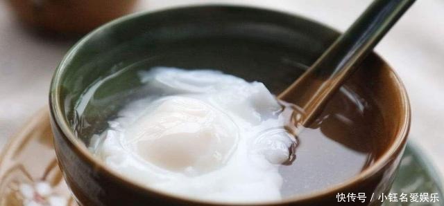 开水|水煮荷包蛋为什么出现蛋散和白泡泡,大厨:开水不可以将鸡蛋下锅