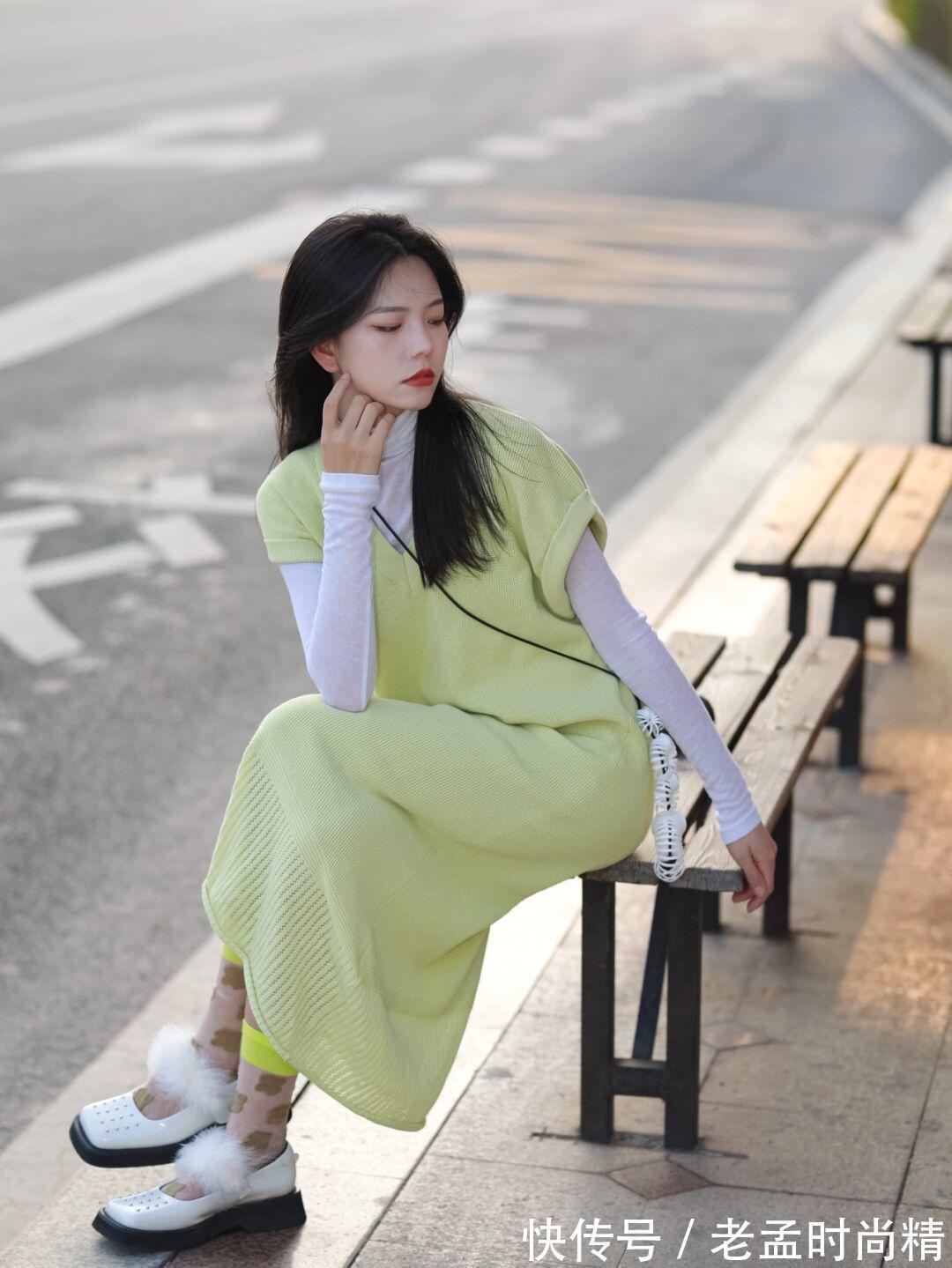 搭配|秋天精选:时尚博主小姐姐演绎针织连衣长裙+打底衫,优雅与个性