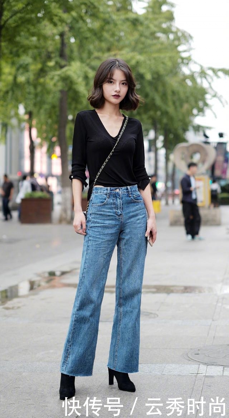 路人街拍，美女穿一字肩包臀连衣裙，很是时髦迷人