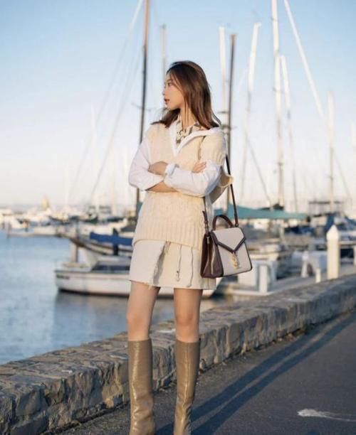 冬季内搭学会叠穿法，3个小技巧，提升气质和品味