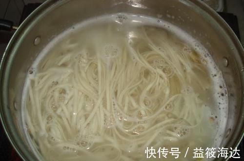 白醋|煮面条,你还在开水下锅?教你3个小妙招,面条好吃有筋道不粘锅