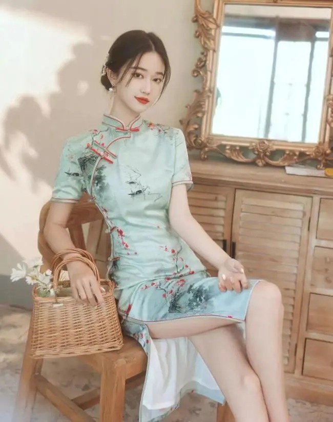 高跟鞋|清新绿色旗袍，优雅得体，也许就在不轻易间就会让你清凉一夏！