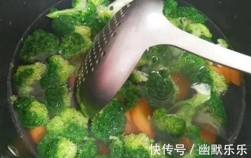 做猪皮冻时,直接下锅煮是错的,多加一步,猪皮冻筋道Q弹无腥味