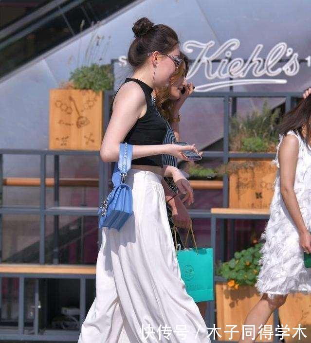 搭配|黑色经典上衣搭配白色优雅打底裤,搭配的时尚感,很有讲究