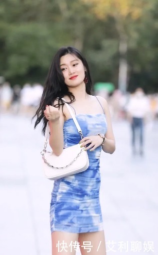 展示|一袭蓝色吊带包臀裙,展示小姐姐的独特魅力,这气质堪称绝美