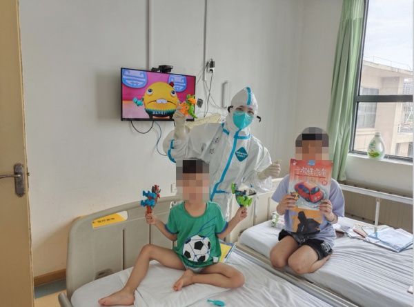 王萌|“大白妈妈”：希望孩子忘记我们