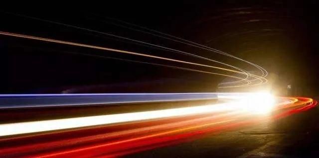 30万公里长棍子沿固定点旋转,每秒1周,棍子末端能超光速吗?