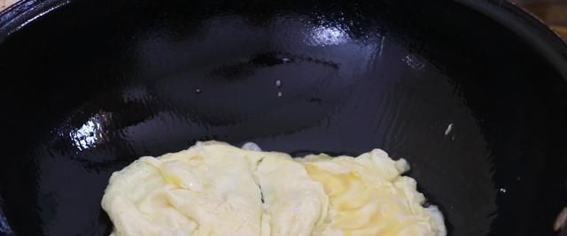 家常小炒,鸡蛋炒方便面,鲜香适口,营养美味,小孩子最爱吃