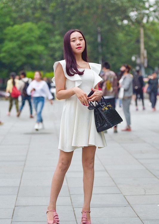 街拍:小姐姐皮肤白皙,身穿牛仔装,爽朗帅气