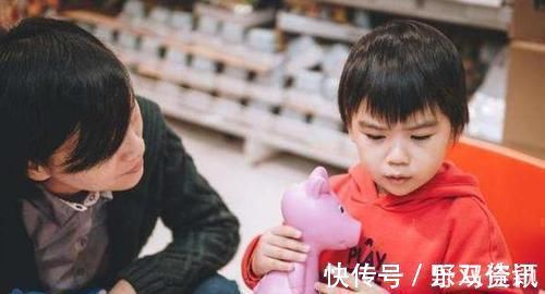 孩子|儿子看见玩具不撒手,宝妈不骂不打宝宝却乖乖听话,店主都点赞