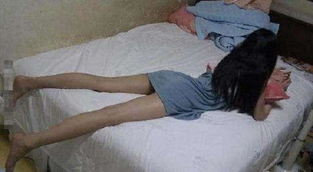 |搞笑GIF趣图:妹子,你就穿成这样躺着玩手机,心机够深的啊