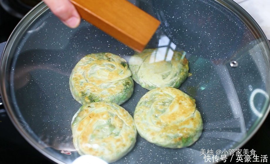 韭菜馅饼|韭菜馅饼学会这样做,不用发面省时省力又好吃,皮薄馅大凉了不硬