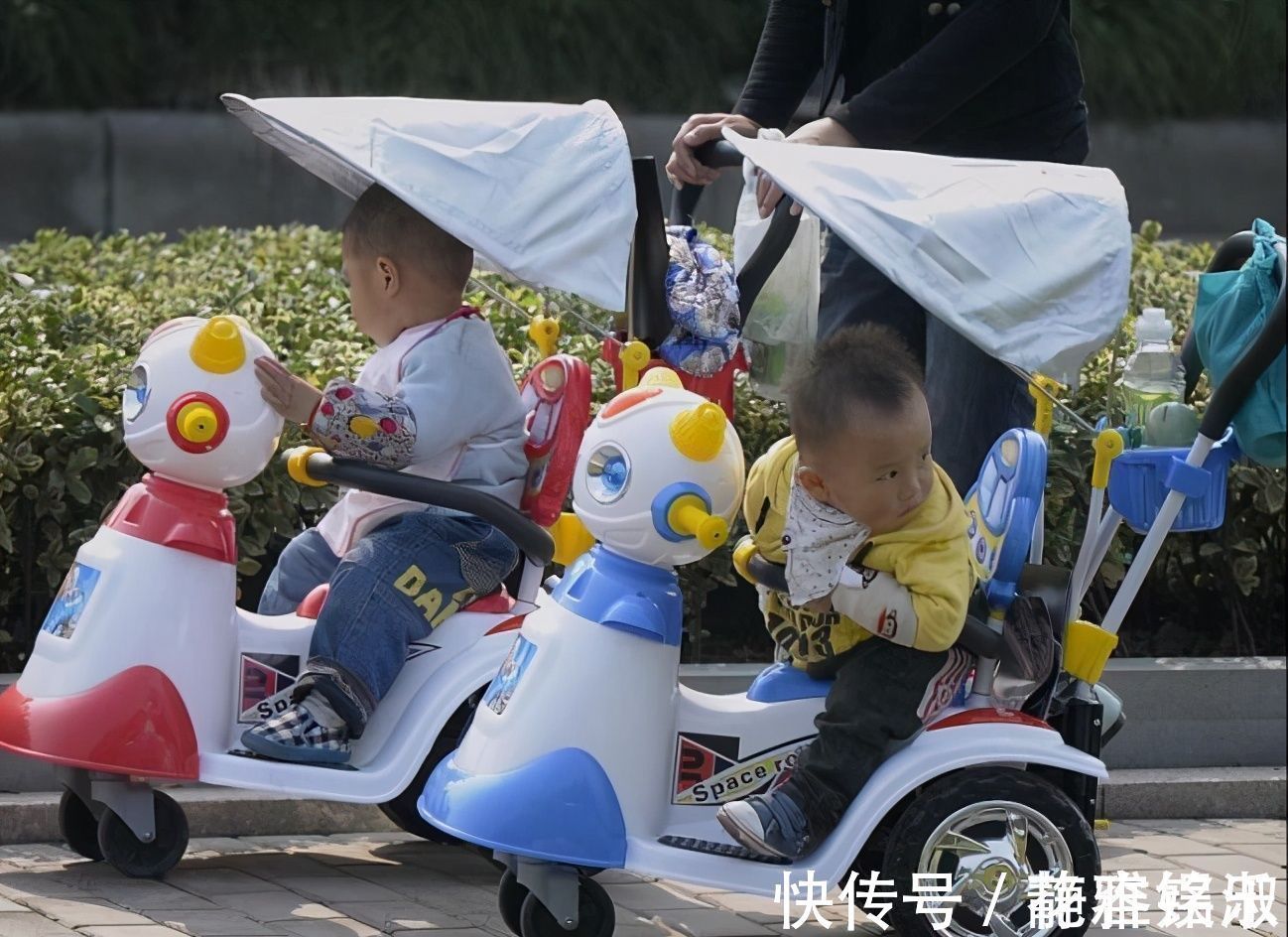 小宝宝|妈妈不在家,把二胎弟弟交给姐姐,回来查看监控火冒三丈