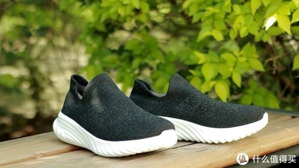 鞋底 比起踩屎感,我更喜欢袜套式,一双鞋才十几元却给你快乐脚感