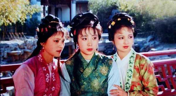 丫环#平儿地位仅次于王熙凤,别做梦了,她还有一个身份,看完令人心痛