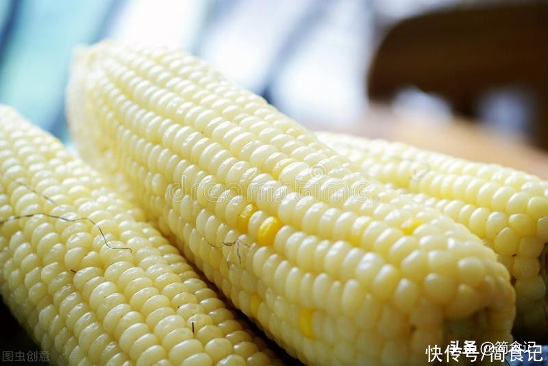 差别|煮玉米时，扒光了皮煮还是带皮煮？差别真的很大，下次别再做错了
