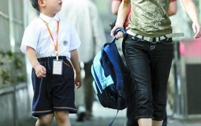 不良习惯|别让书包压弯孩子的腰,保护孩子“脊柱”不受罪,家长不要大意了